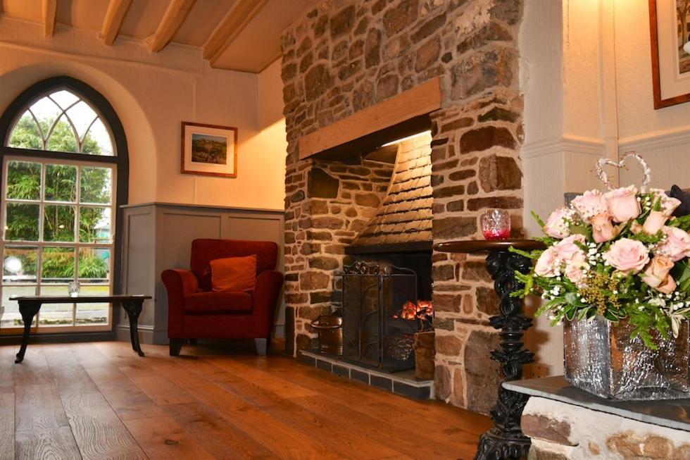 Tudor Lodge Bed & Breakfast Манорбьер Экстерьер фото