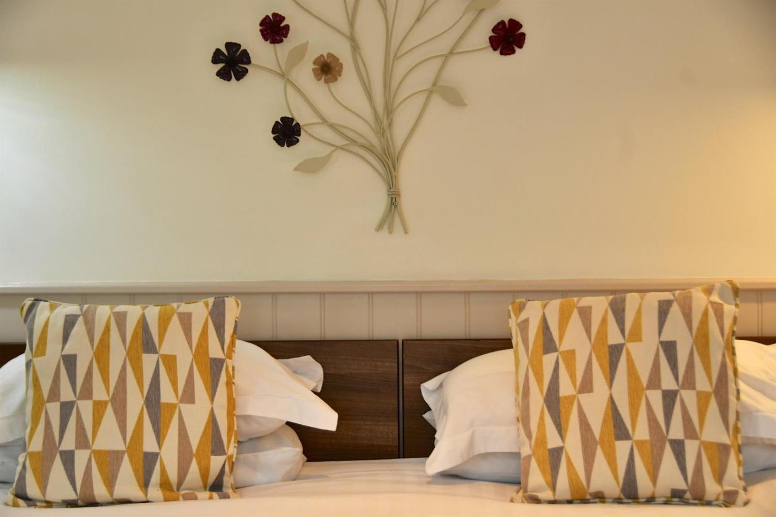 Tudor Lodge Bed & Breakfast Манорбьер Экстерьер фото