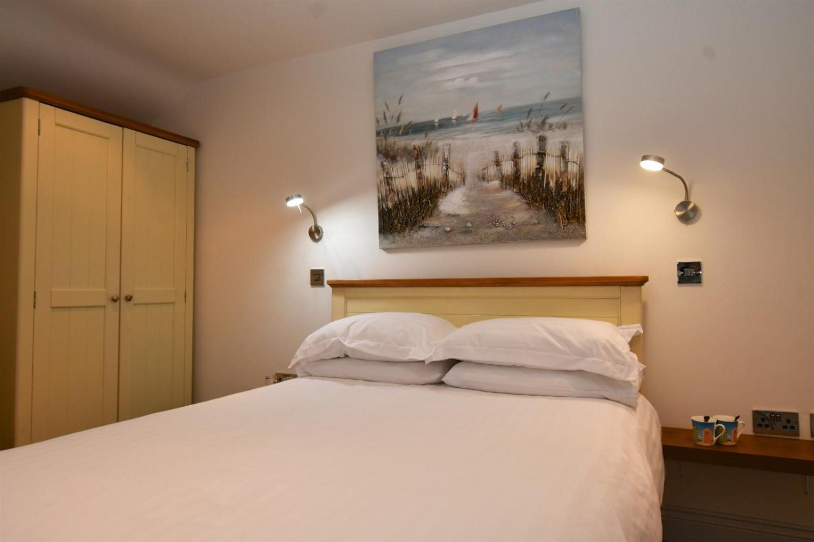 Tudor Lodge Bed & Breakfast Манорбьер Экстерьер фото