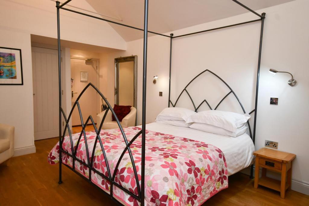 Tudor Lodge Bed & Breakfast Манорбьер Экстерьер фото