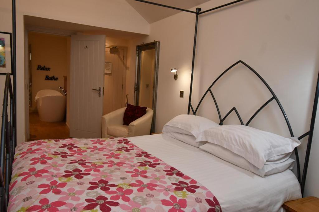 Tudor Lodge Bed & Breakfast Манорбьер Экстерьер фото
