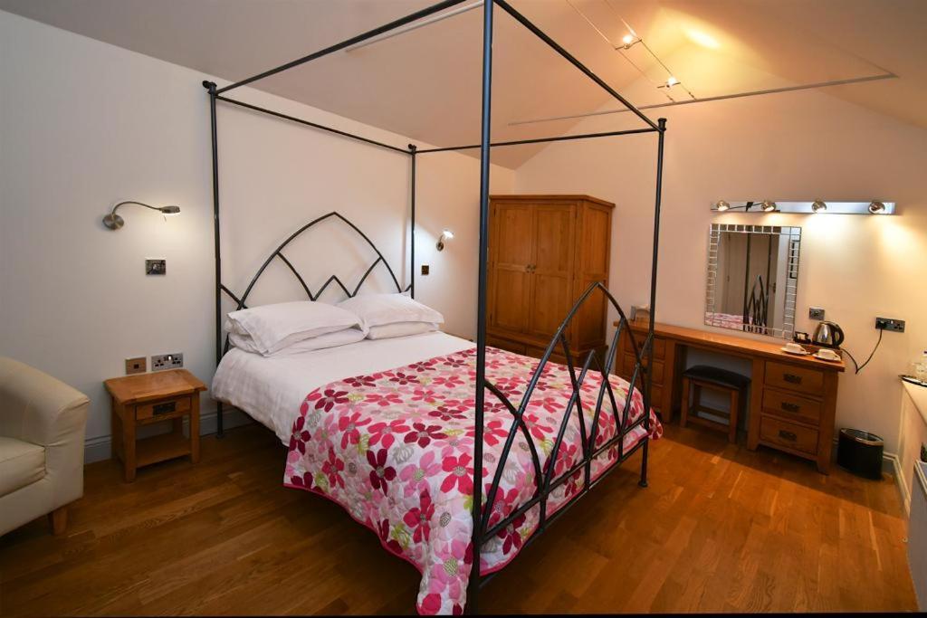 Tudor Lodge Bed & Breakfast Манорбьер Экстерьер фото